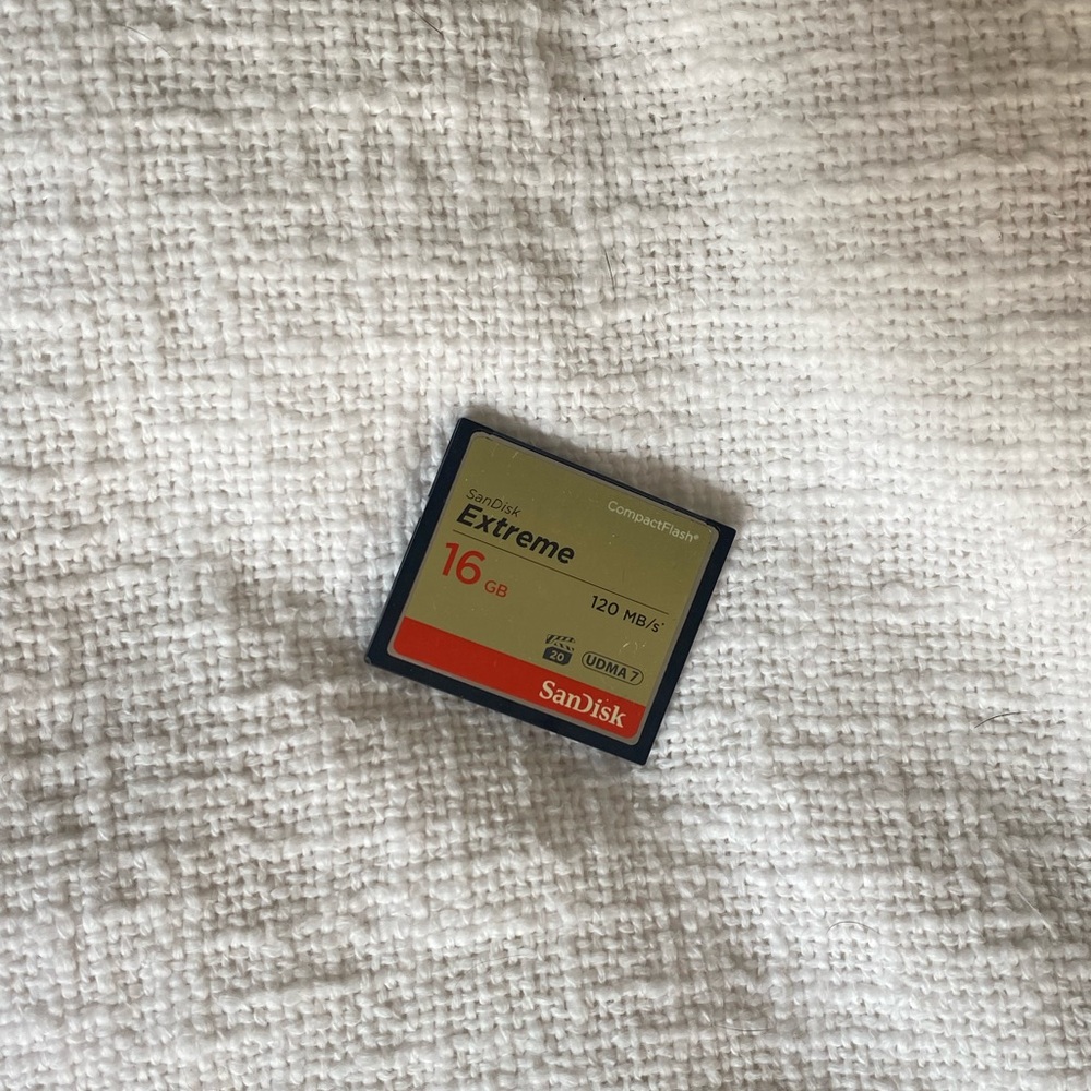 SanDisk Extreme 16GB CompactFlash Card - Gold/Red/Black